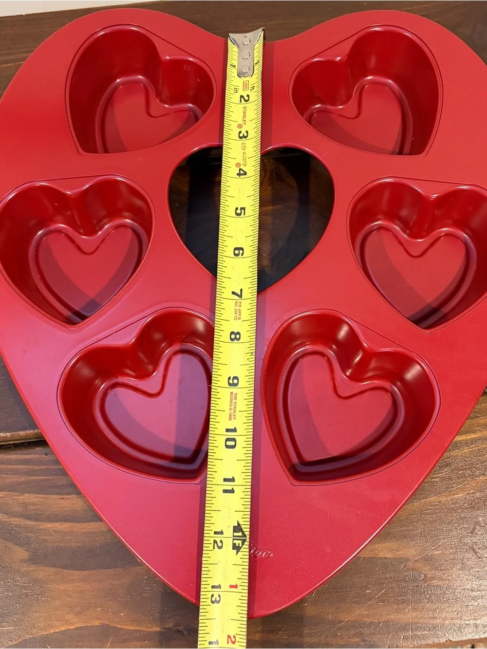 WILTON RED METAL VALENTINE HEARTS MUFFIN CUPCAKE TIN--RETIRED, EUC